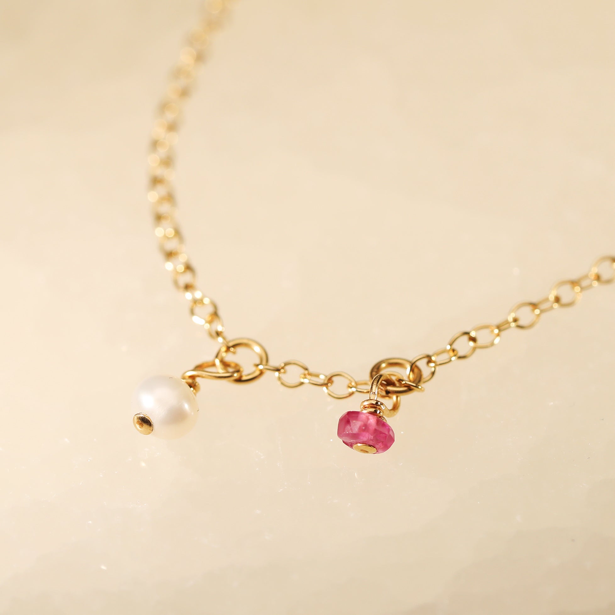 Single pearl and stone hanging anklet